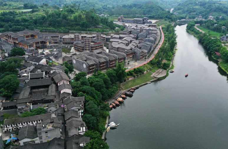 众星登上新闻联播,李雪健黄渤坐前排地位高,易烊千玺镜头火上热搜