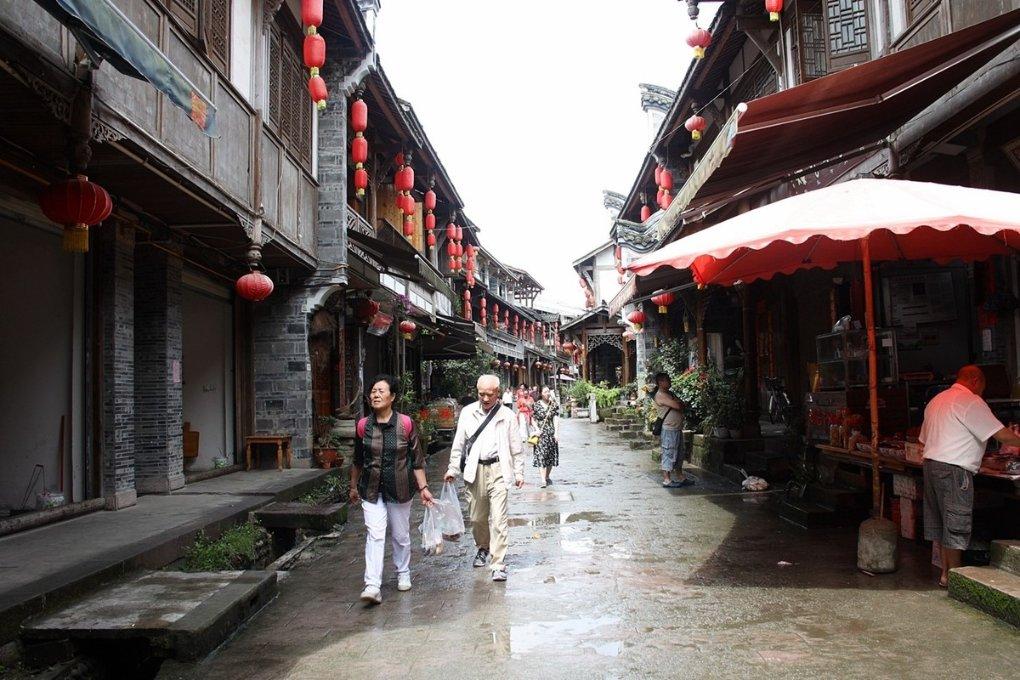 藏在居民楼里的小酒馆,几盘肉两瓶酒,三五个伙计